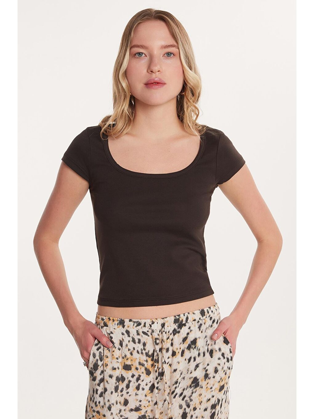 Kadın Slim Fit Dar Kesim Pamuklu Kısa Kollu U Yaka Kahverengi Bluz