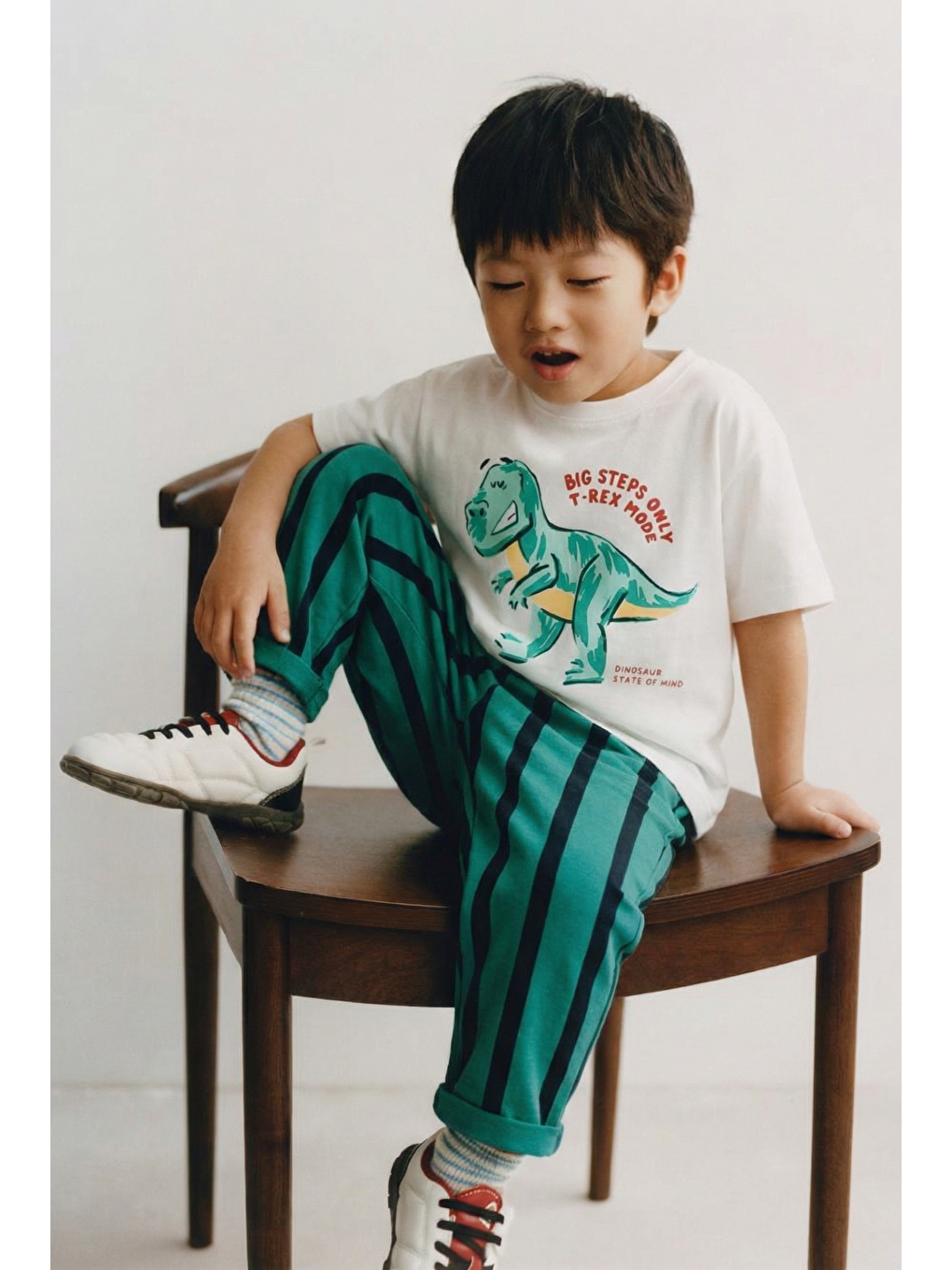 Karışık Erkek Çocuk Pamuklu Beyaz Baskılı T-Shirt Ve Yeşil Çizgili Pantolon Takım