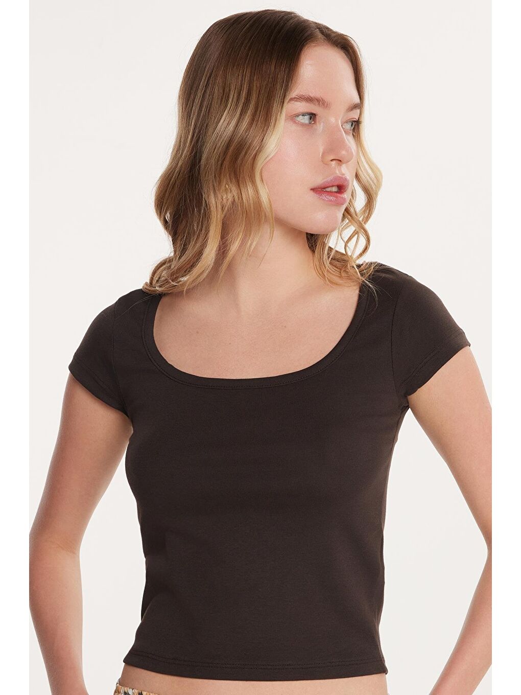 Kadın Slim Fit Dar Kesim Pamuklu Kısa Kollu U Yaka Kahverengi Bluz-1