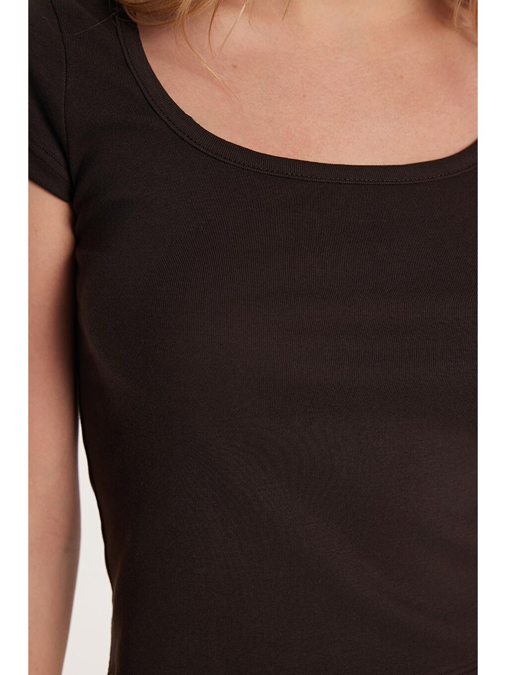 Kadın Slim Fit Dar Kesim Pamuklu Kısa Kollu U Yaka Kahverengi Bluz-2