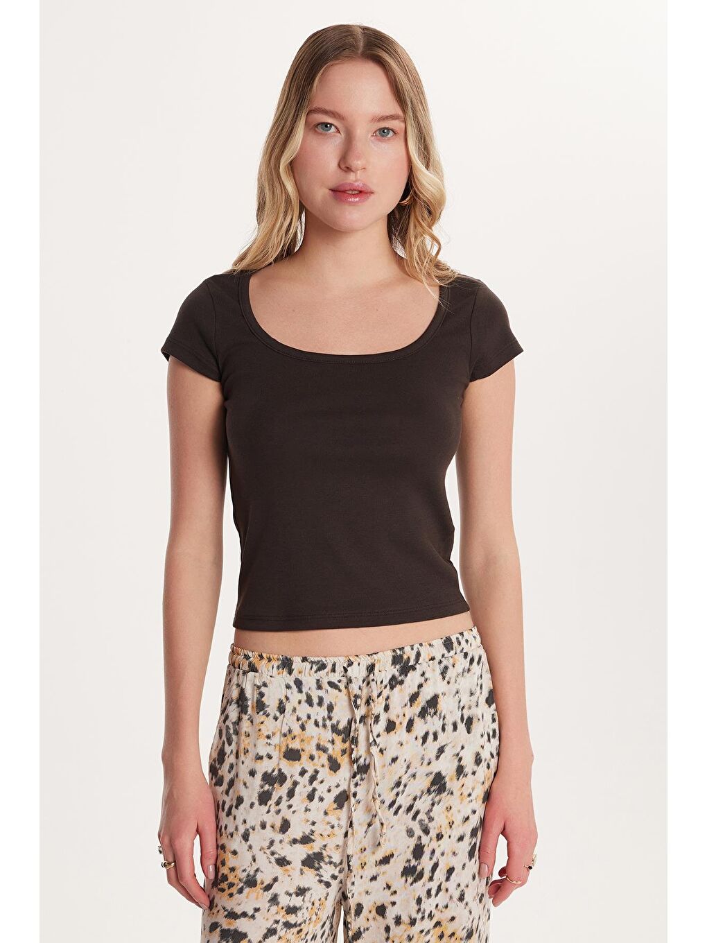 Kadın Slim Fit Dar Kesim Pamuklu Kısa Kollu U Yaka Kahverengi Bluz-3