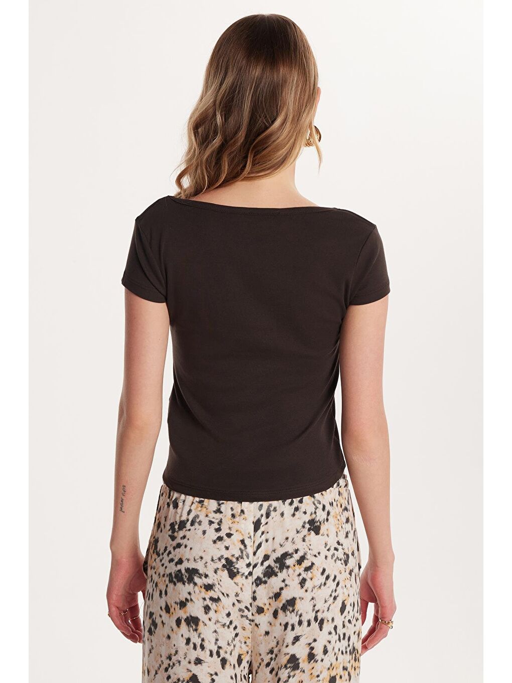 Kadın Slim Fit Dar Kesim Pamuklu Kısa Kollu U Yaka Kahverengi Bluz-4