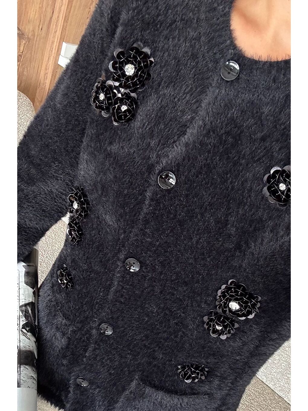 Siyah Kadın Pul İşlemeli Yumoş İplik Triko Ceket-1