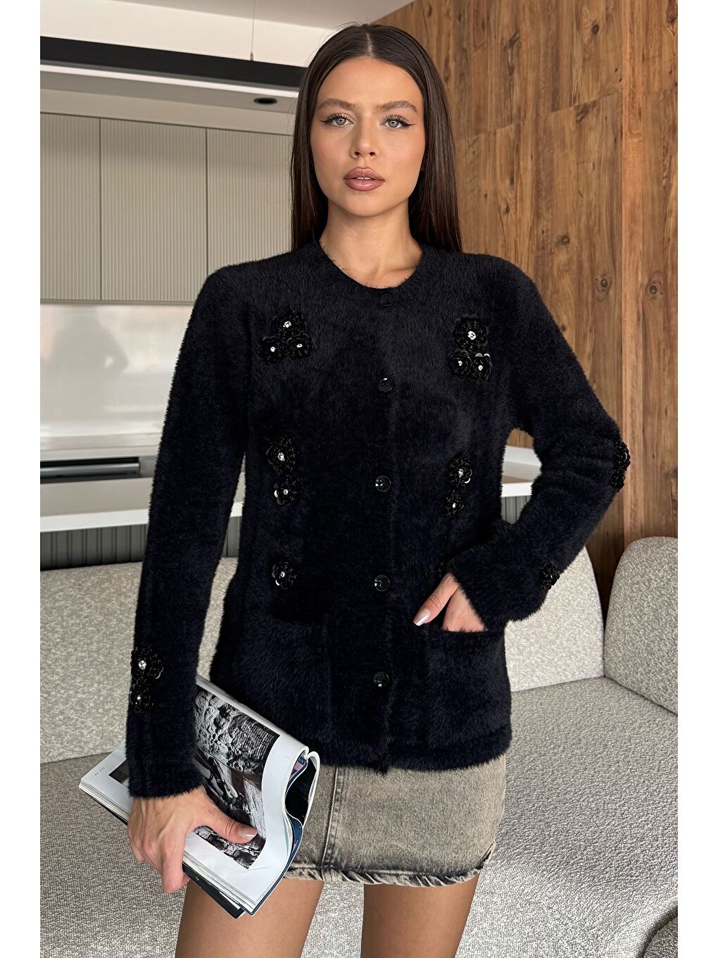 Siyah Kadın Pul İşlemeli Yumoş İplik Triko Ceket