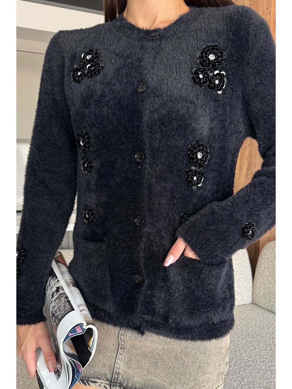 Siyah Kadın Pul İşlemeli Yumoş İplik Triko Ceket-3