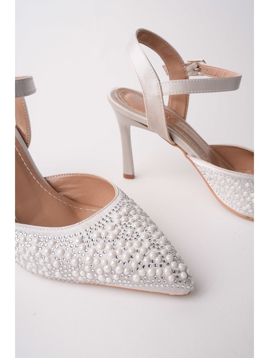 Gri CLUJ İnci Taş İşlemeli Sivri Burun Bilekten Bantlı Kadın Abiye Topuklu Ayakkabı-1