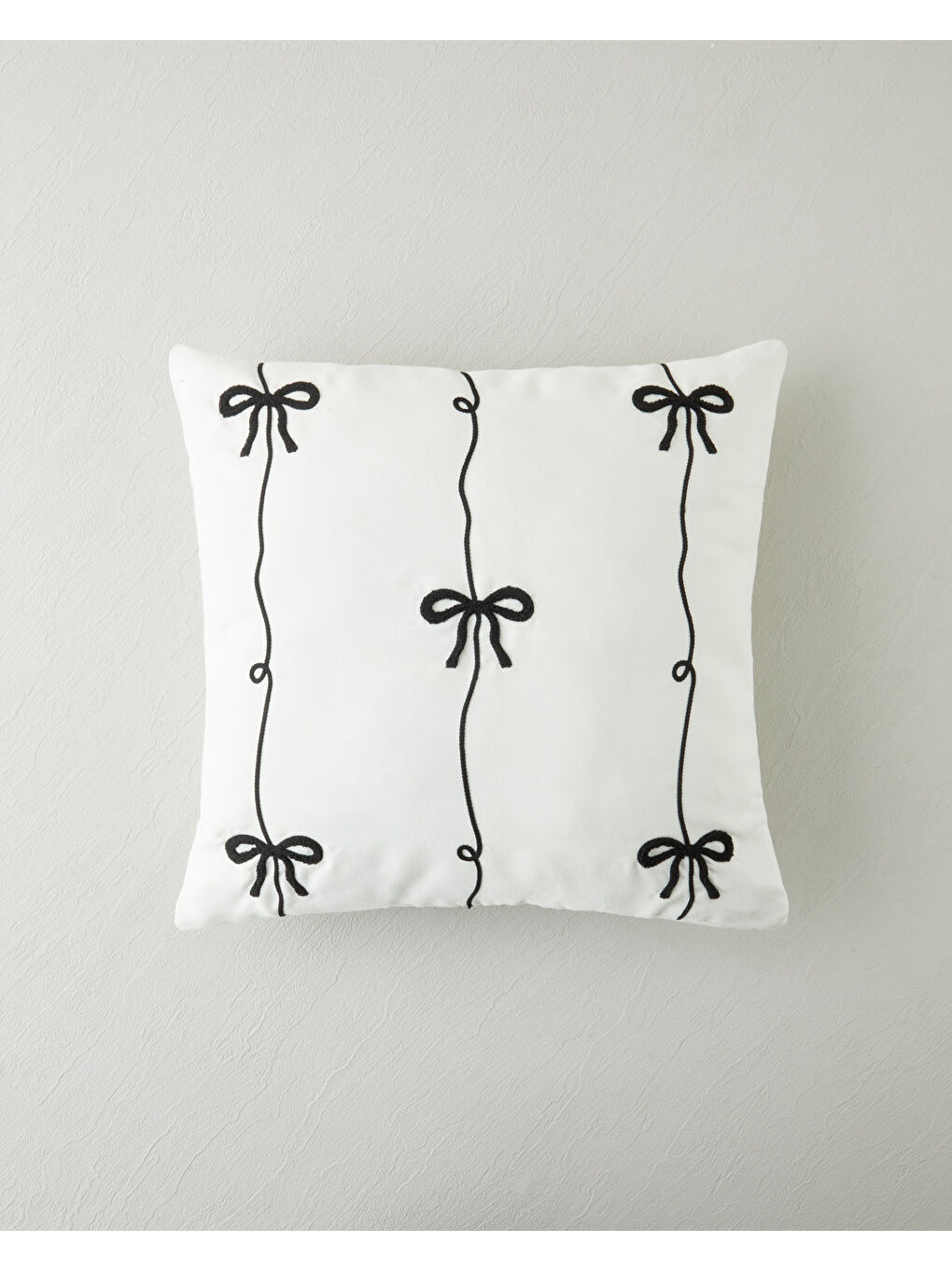 Ribbon Dolgulu Kırlent 45x45 cm Siyah - Beyaz