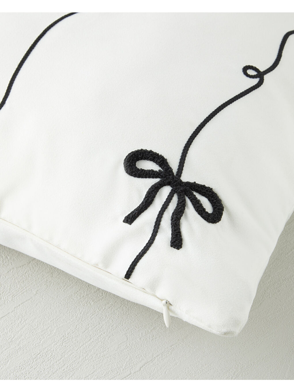 Ribbon Dolgulu Kırlent 45x45 cm Siyah - Beyaz-1