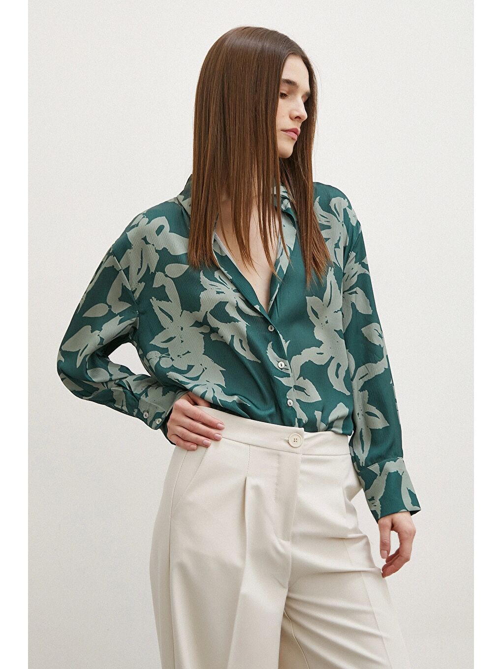 V Yaka Desenli Gofret Saten Gömlek Yeşil-3