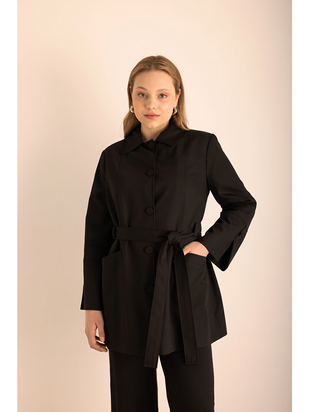 Siyah Kemerli Önden Düğmeli Dokuma Kap-1