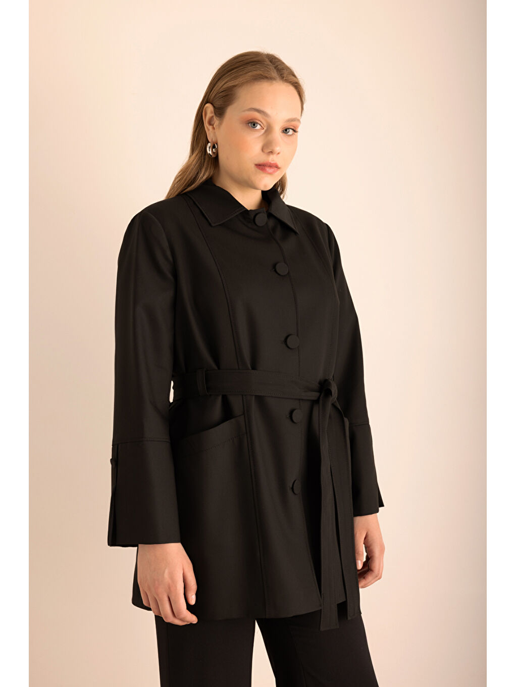 Siyah Kemerli Önden Düğmeli Dokuma Kap-2