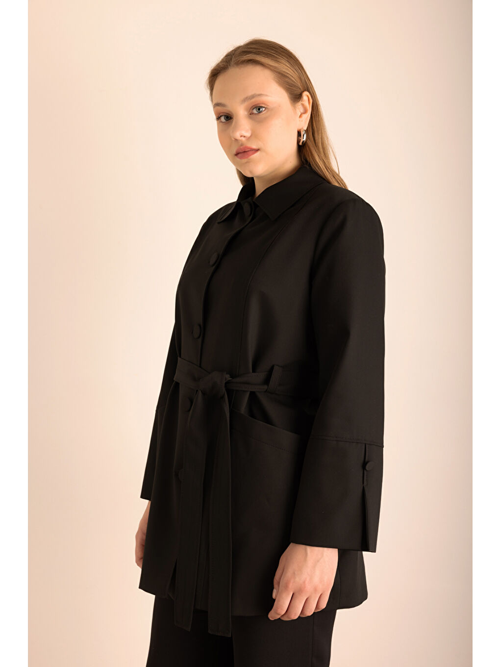 Siyah Kemerli Önden Düğmeli Dokuma Kap-5