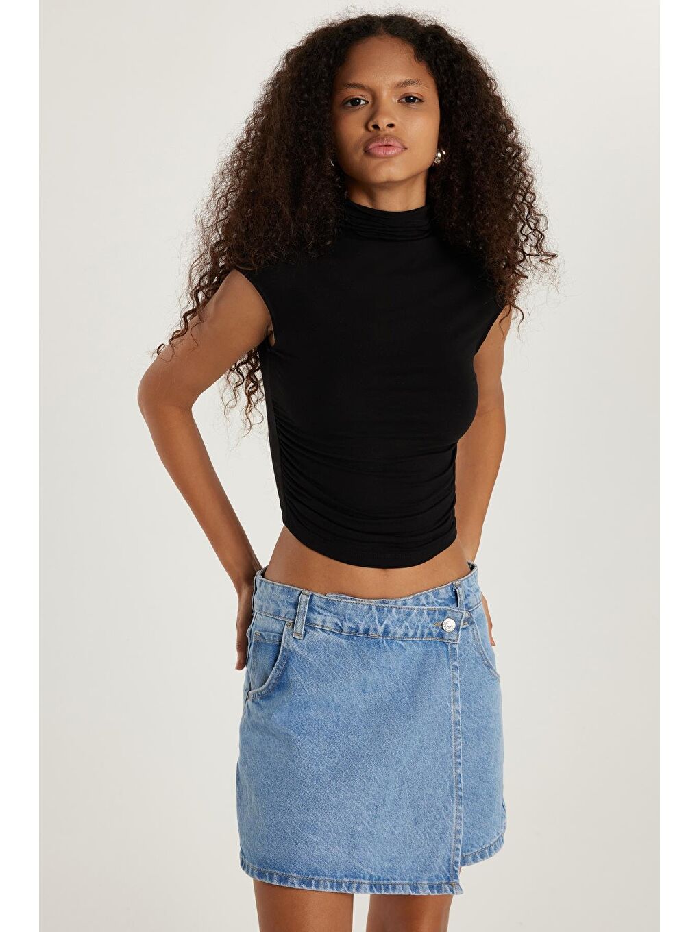 Kadın Regular Fit Sıfır Kol Siyah Bluz