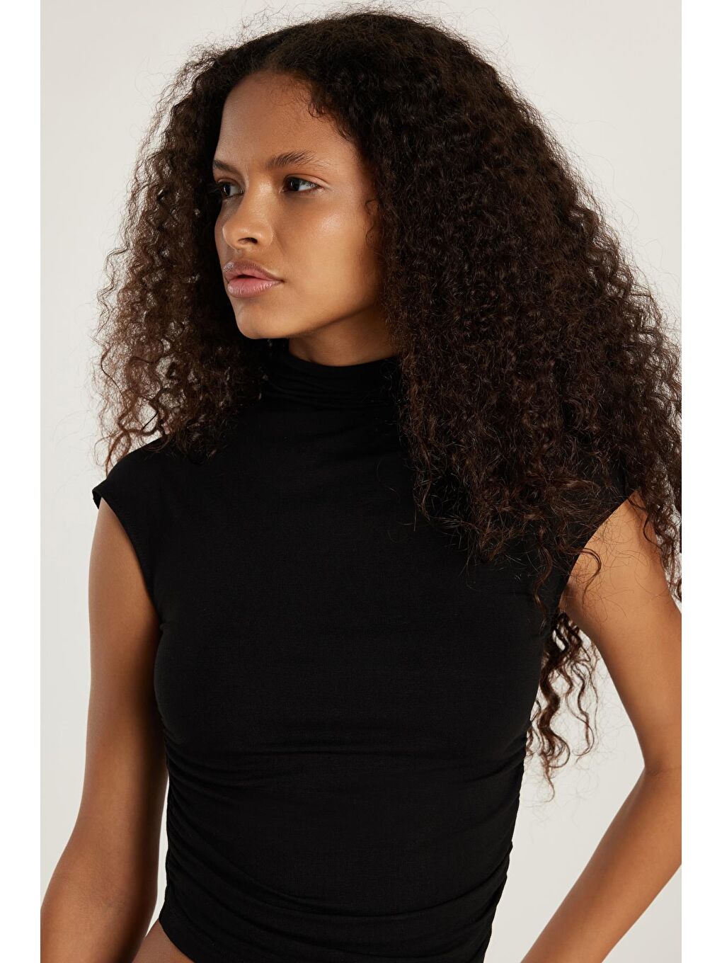 Kadın Regular Fit Sıfır Kol Siyah Bluz-1