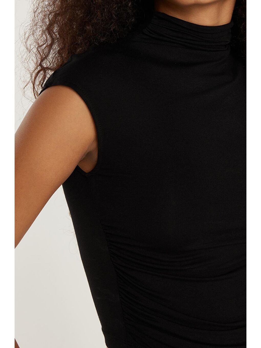 Kadın Regular Fit Sıfır Kol Siyah Bluz-2