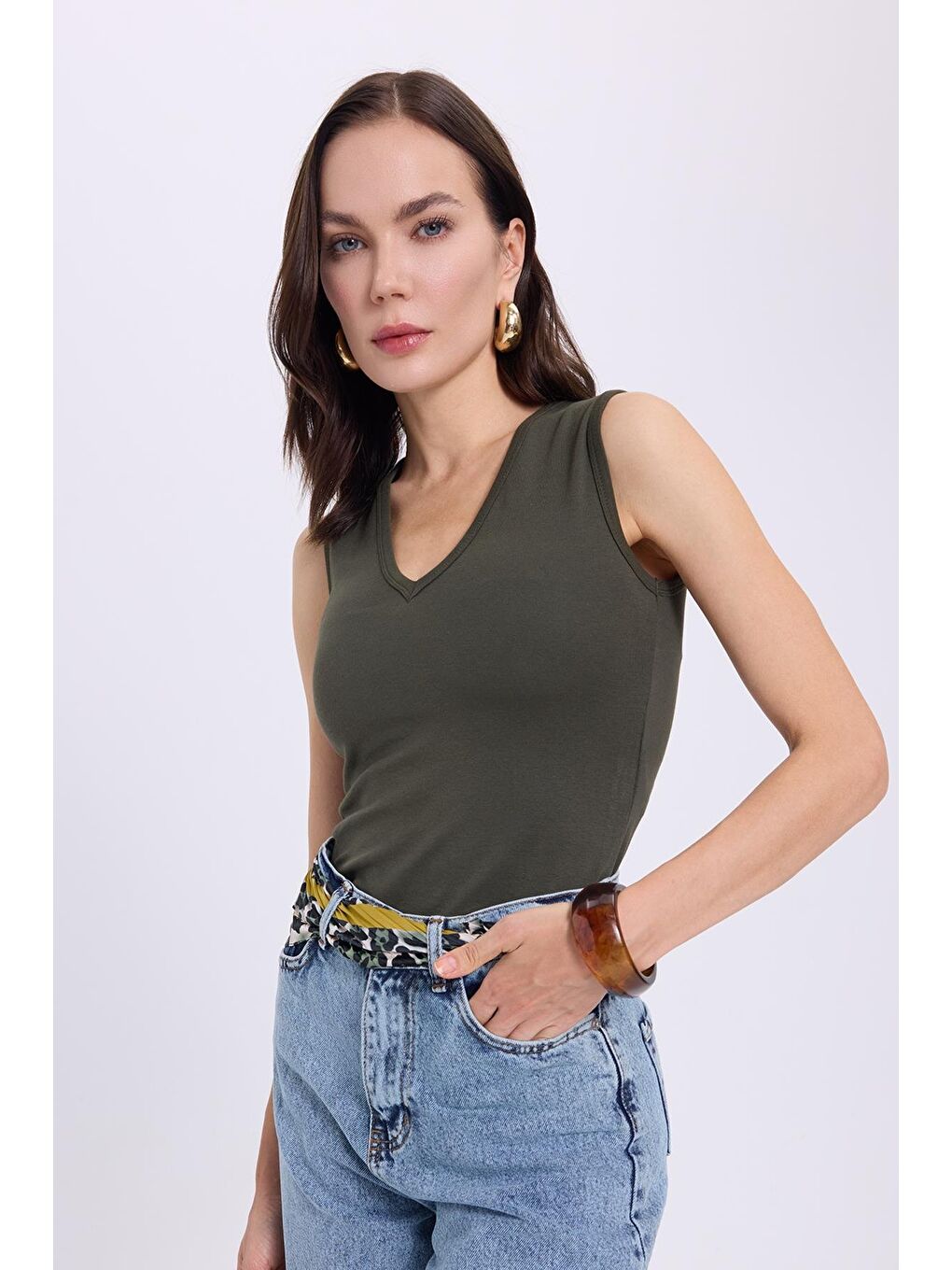 Kadın Slim Fit Dar Kesim V Yaka Sıfır Kol Pamuklu Ribanalı Haki Bluz-1