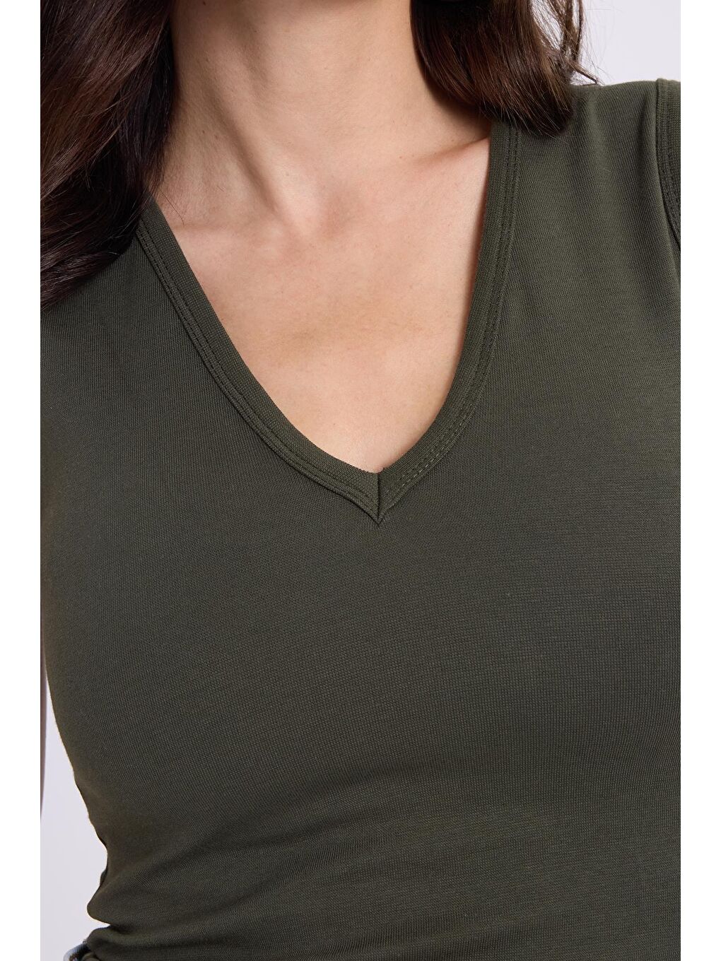 Kadın Slim Fit Dar Kesim V Yaka Sıfır Kol Pamuklu Ribanalı Haki Bluz-2