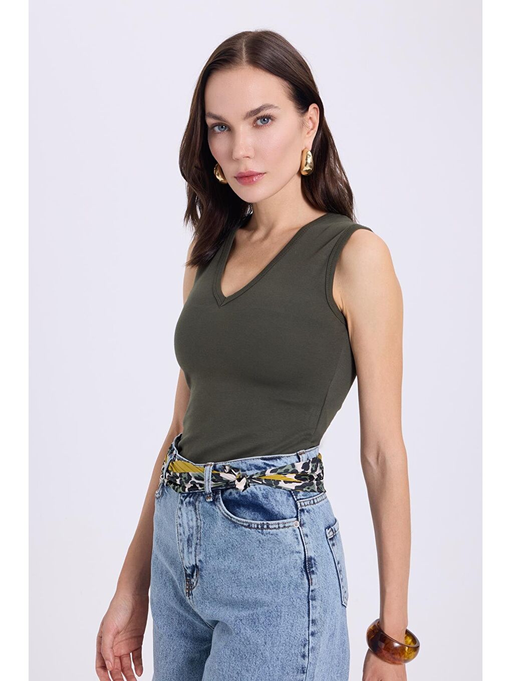 Kadın Slim Fit Dar Kesim V Yaka Sıfır Kol Pamuklu Ribanalı Haki Bluz-4