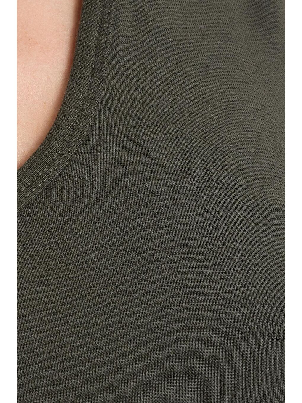 Kadın Slim Fit Dar Kesim V Yaka Sıfır Kol Pamuklu Ribanalı Haki Bluz-5