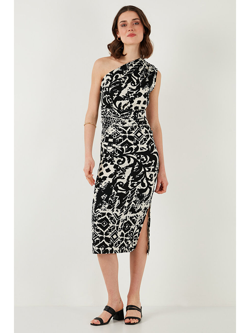 Siyah Desenli Slim Fit Yırtmaçlı Midi Boy Tek Omuzlu Kadın Elbise 5866202-2