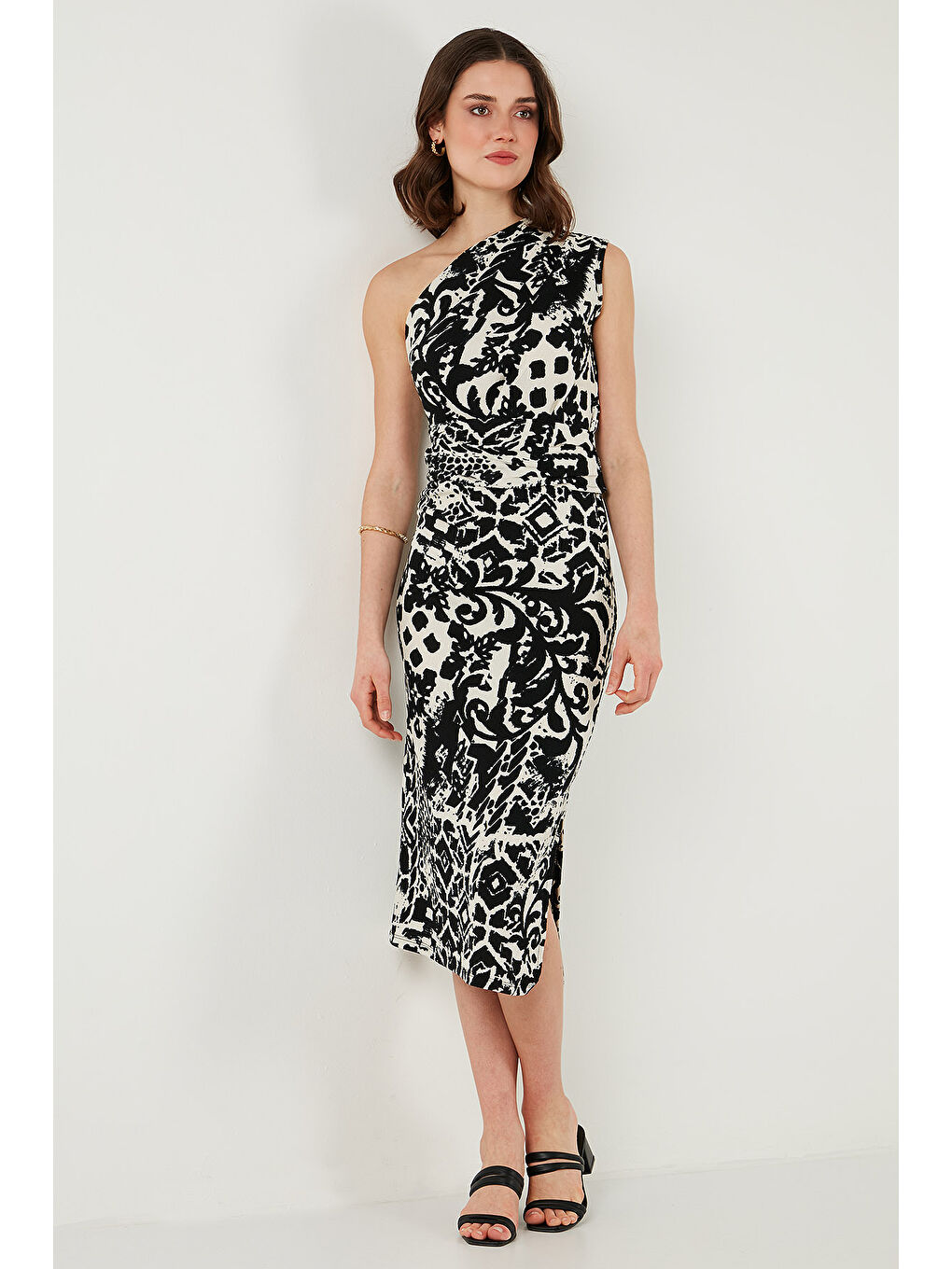 Siyah Desenli Slim Fit Yırtmaçlı Midi Boy Tek Omuzlu Kadın Elbise 5866202-3