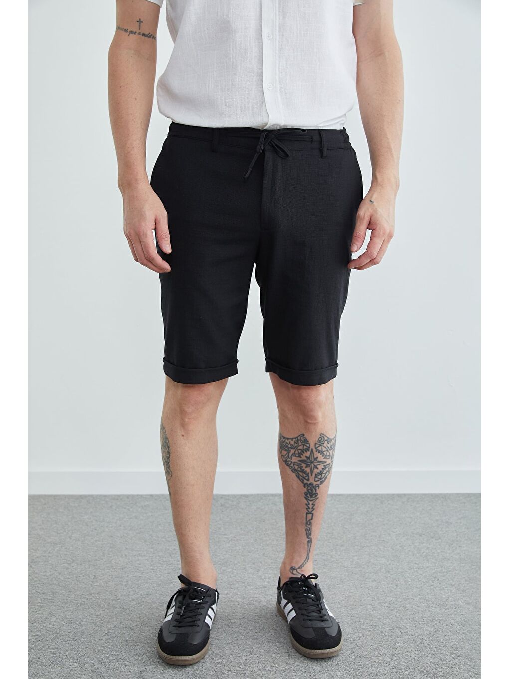 Siyah Beli Bağlamalı Cepli Duble Paça Şort-1