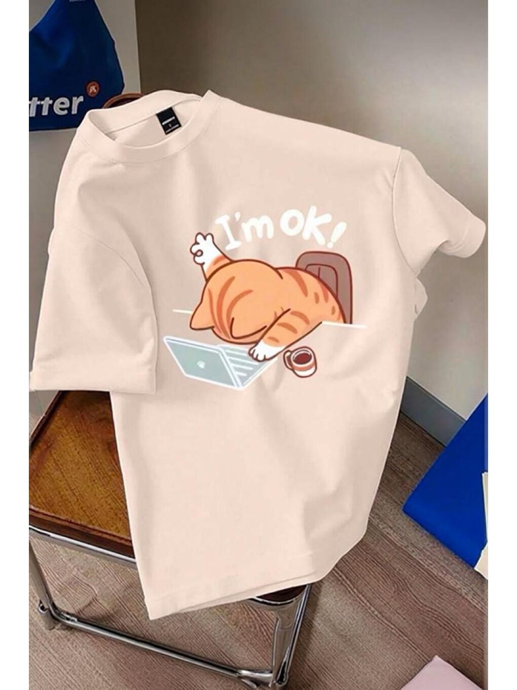 Bej Yorgun Kedi İllüstrasyonlu Unisex Tasarım Tişört