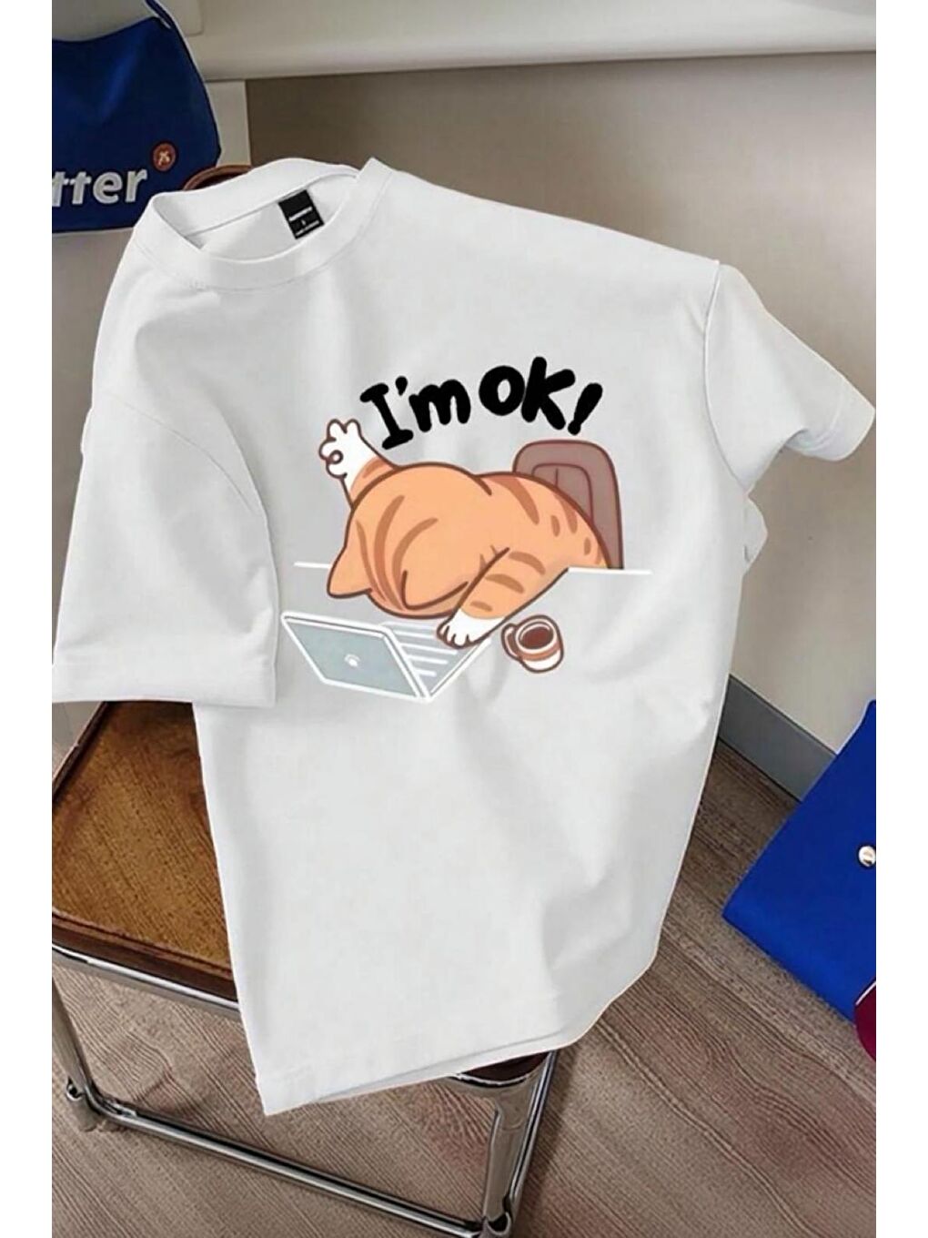 Beyaz Yorgun Kedi İllüstrasyonlu Unisex Tasarım Tişört