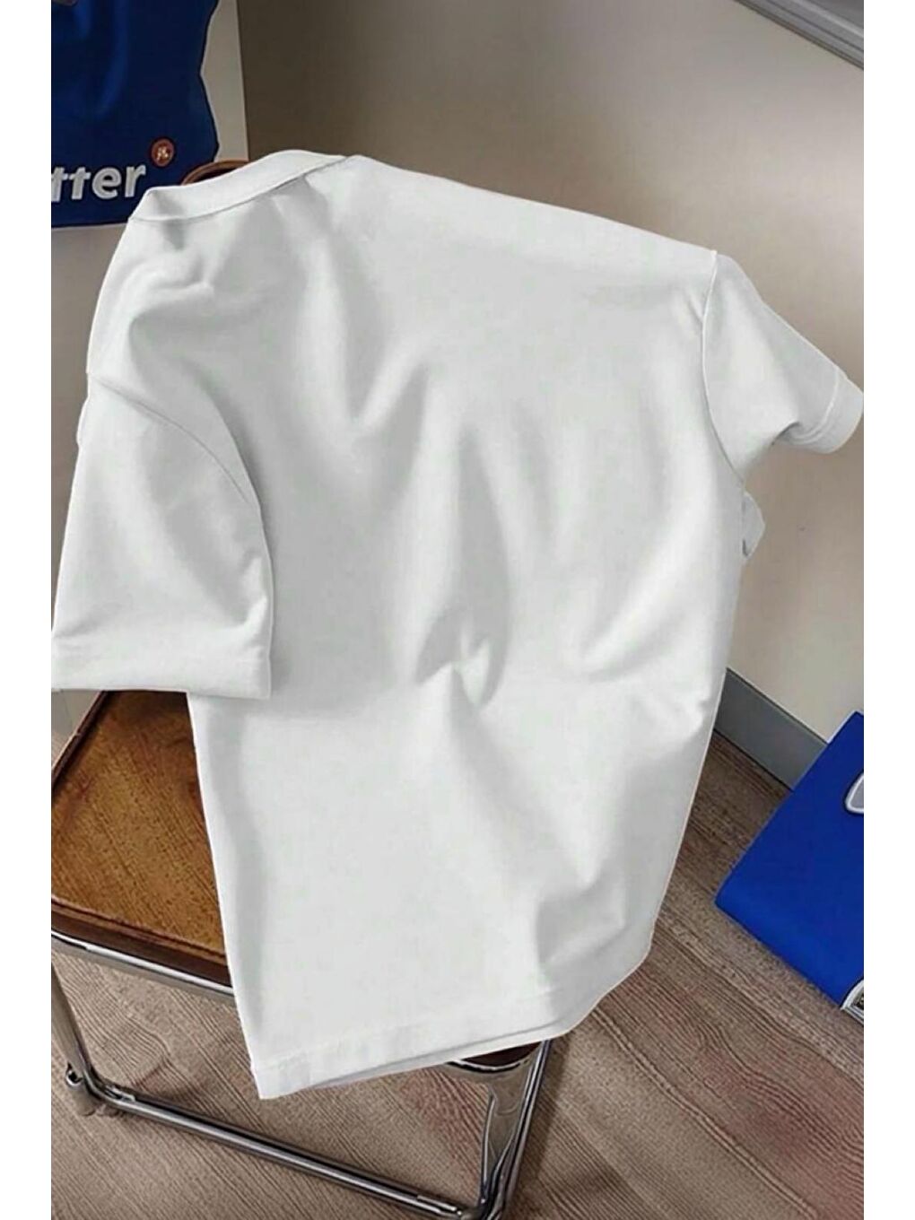 Beyaz Yorgun Kedi İllüstrasyonlu Unisex Tasarım Tişört-1