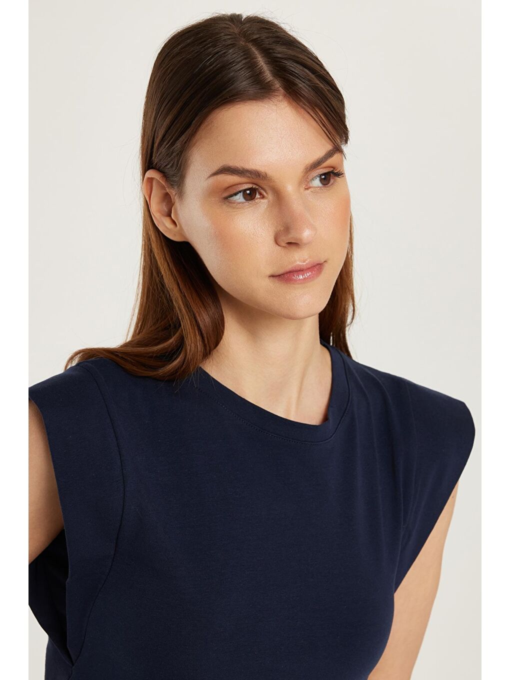 Kadın Slim Fit Dar Kesim Sıfır Kollu Bisiklet Yaka Lacivert Bluz-1