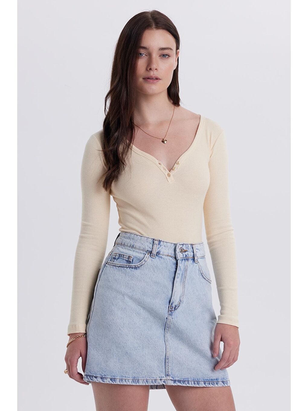 Bej Kadın Slim Fit Dar Kesim Pamuklu V Yaka Taş Bluz-1