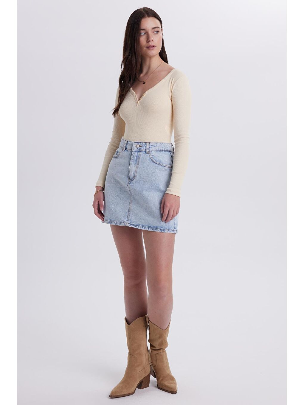 Bej Kadın Slim Fit Dar Kesim Pamuklu V Yaka Taş Bluz-4