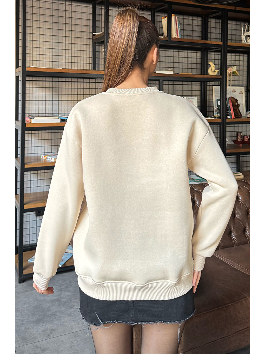 GÜLSELİ Bej Kadın Fiyonk Nakışlı Şardonlu Sweatshirt - 3