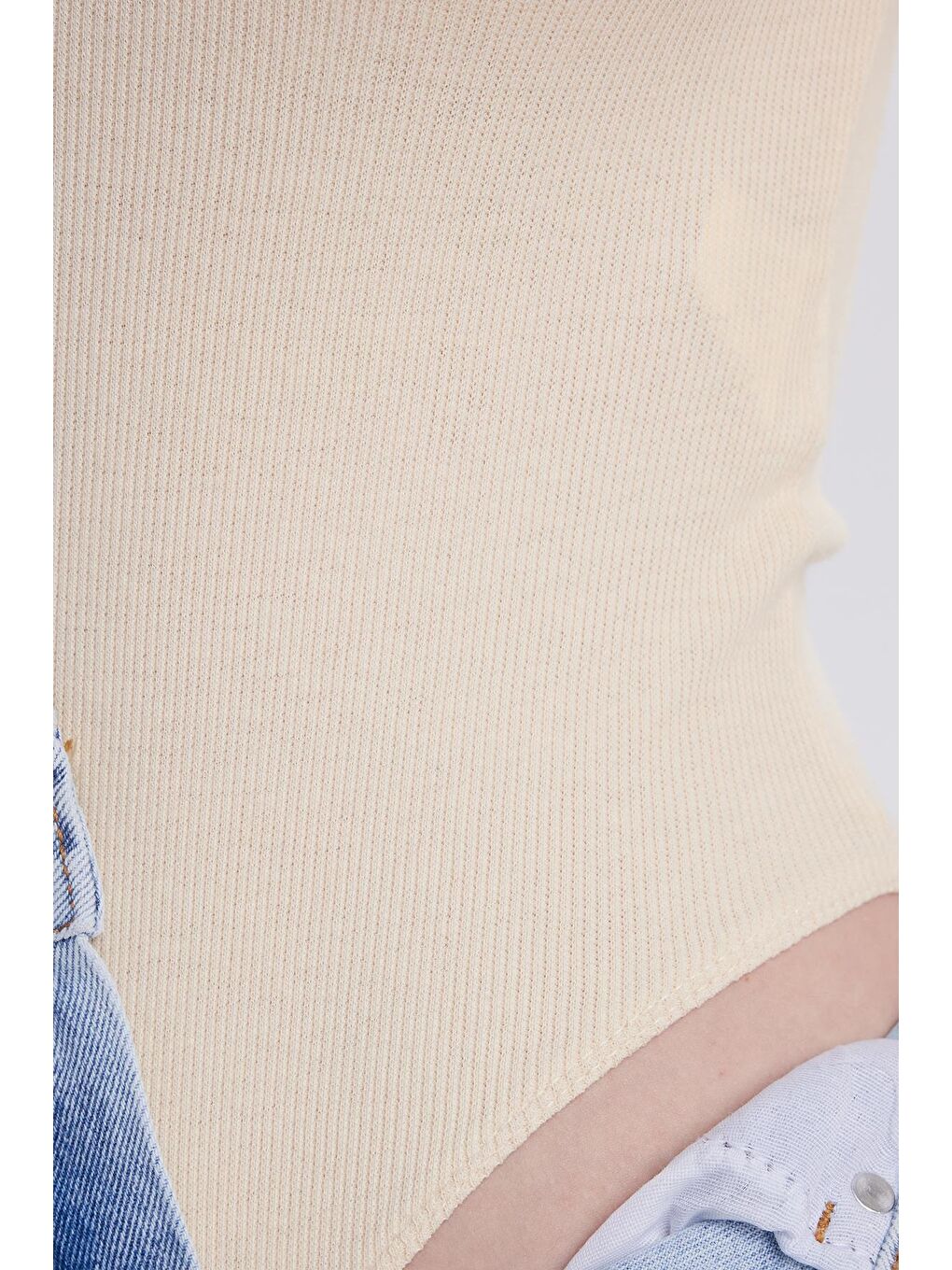 Bej Kadın Slim Fit Dar Kesim Pamuklu V Yaka Taş Bluz-5