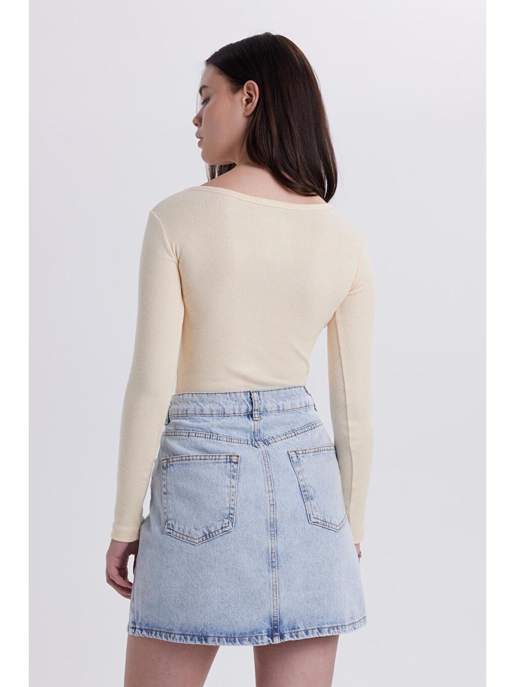 Bej Kadın Slim Fit Dar Kesim Pamuklu V Yaka Taş Bluz-6