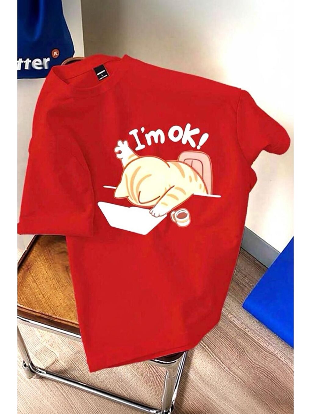 Kırmızı Yorgun Kedi İllüstrasyonlu Unisex Tasarım Tişört