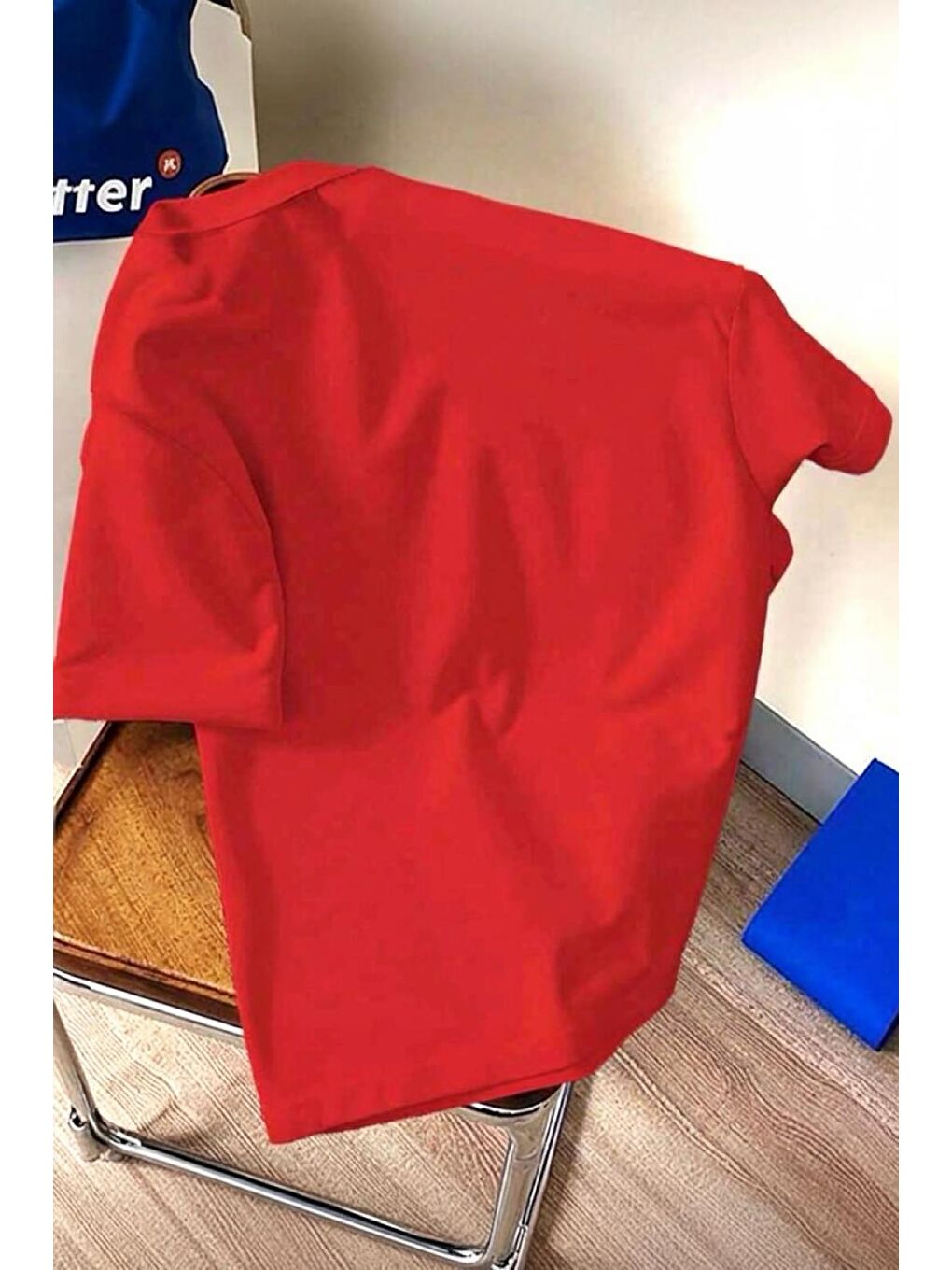 Kırmızı Yorgun Kedi İllüstrasyonlu Unisex Tasarım Tişört-1