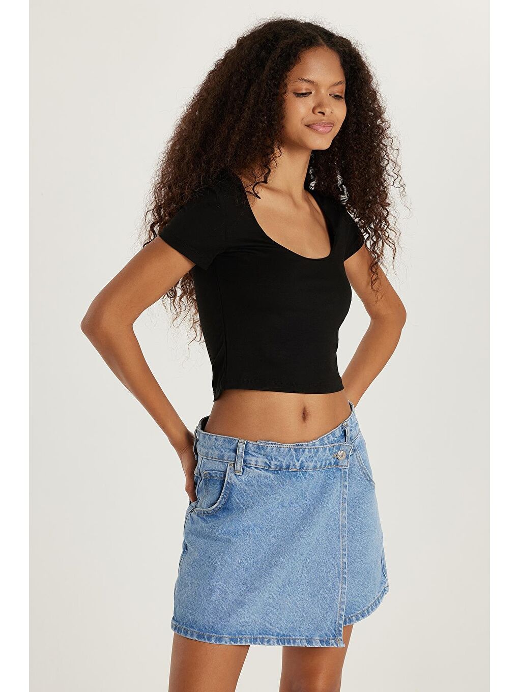 Kadın Slim Fit Dar Kesim Kısa Kollu U Yaka Siyah Bluz-3