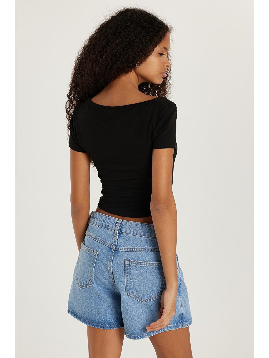 Kadın Slim Fit Dar Kesim Kısa Kollu U Yaka Siyah Bluz-4