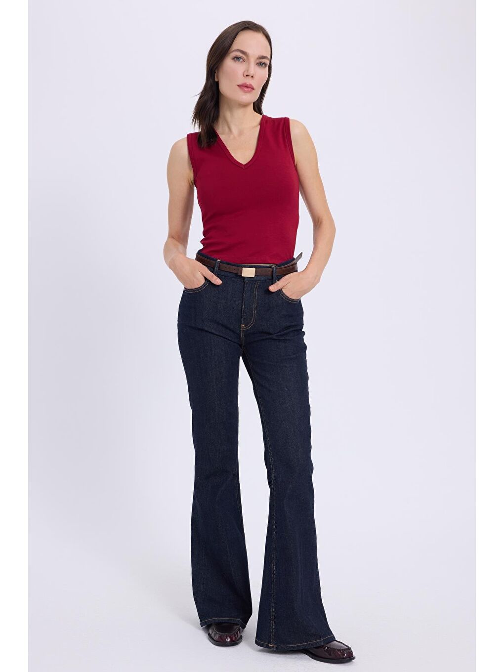 Kadın Slim Fit Dar Kesim V Yaka Sıfır Kol Pamuklu Ribanalı Bordo Bluz-4