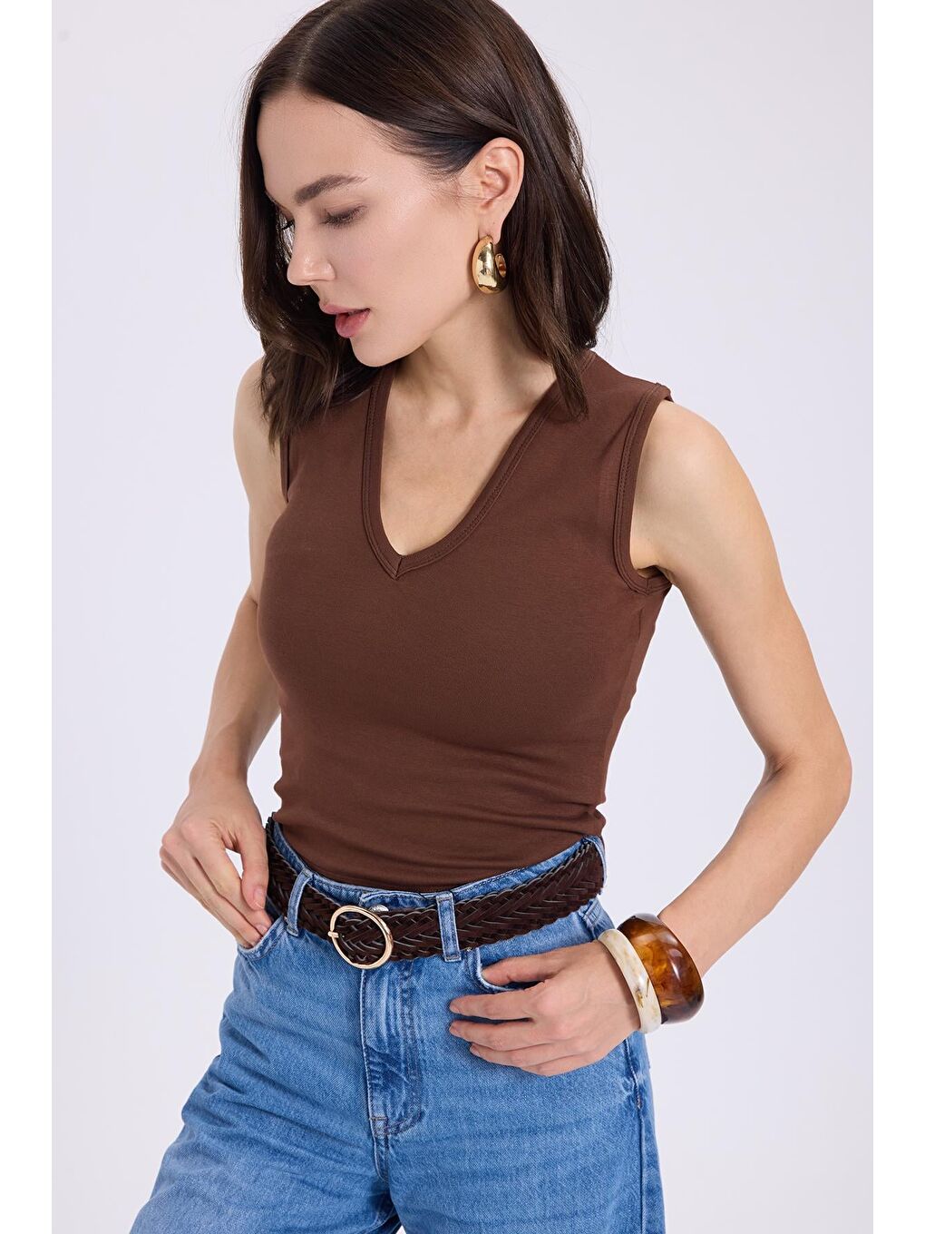 Kadın Slim Fit Dar Kesim V Yaka Sıfır Kol Pamuklu Ribanalı Kahverengi Bluz-1