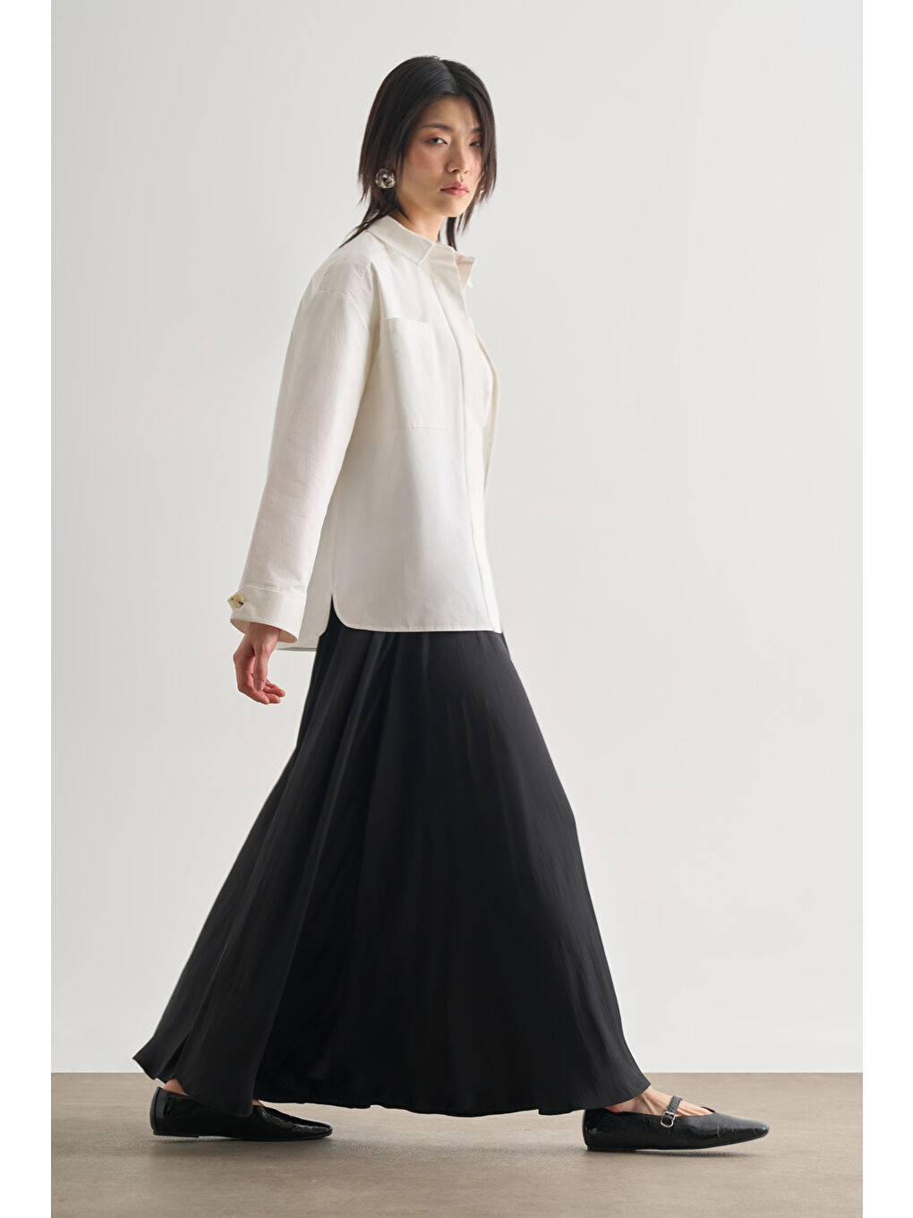 Siyah Kırışık Görünümlü Saten Maksi Etek