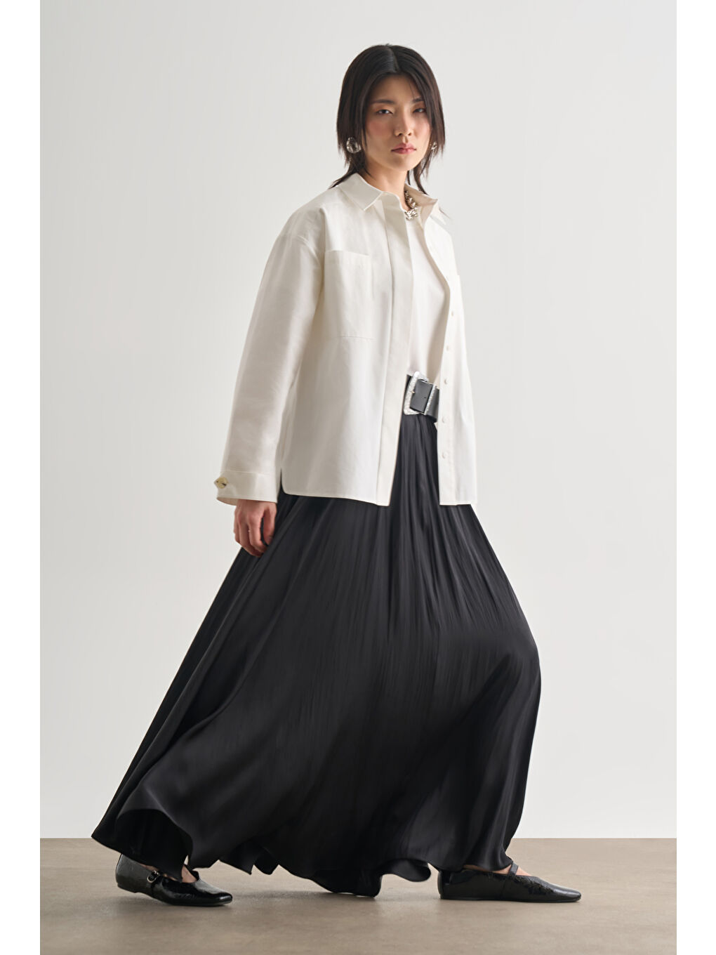 Siyah Kırışık Görünümlü Saten Maksi Etek-1