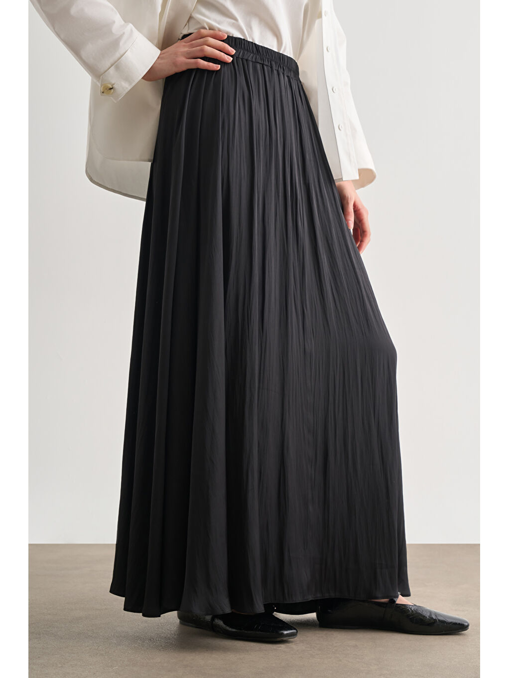 Siyah Kırışık Görünümlü Saten Maksi Etek-2