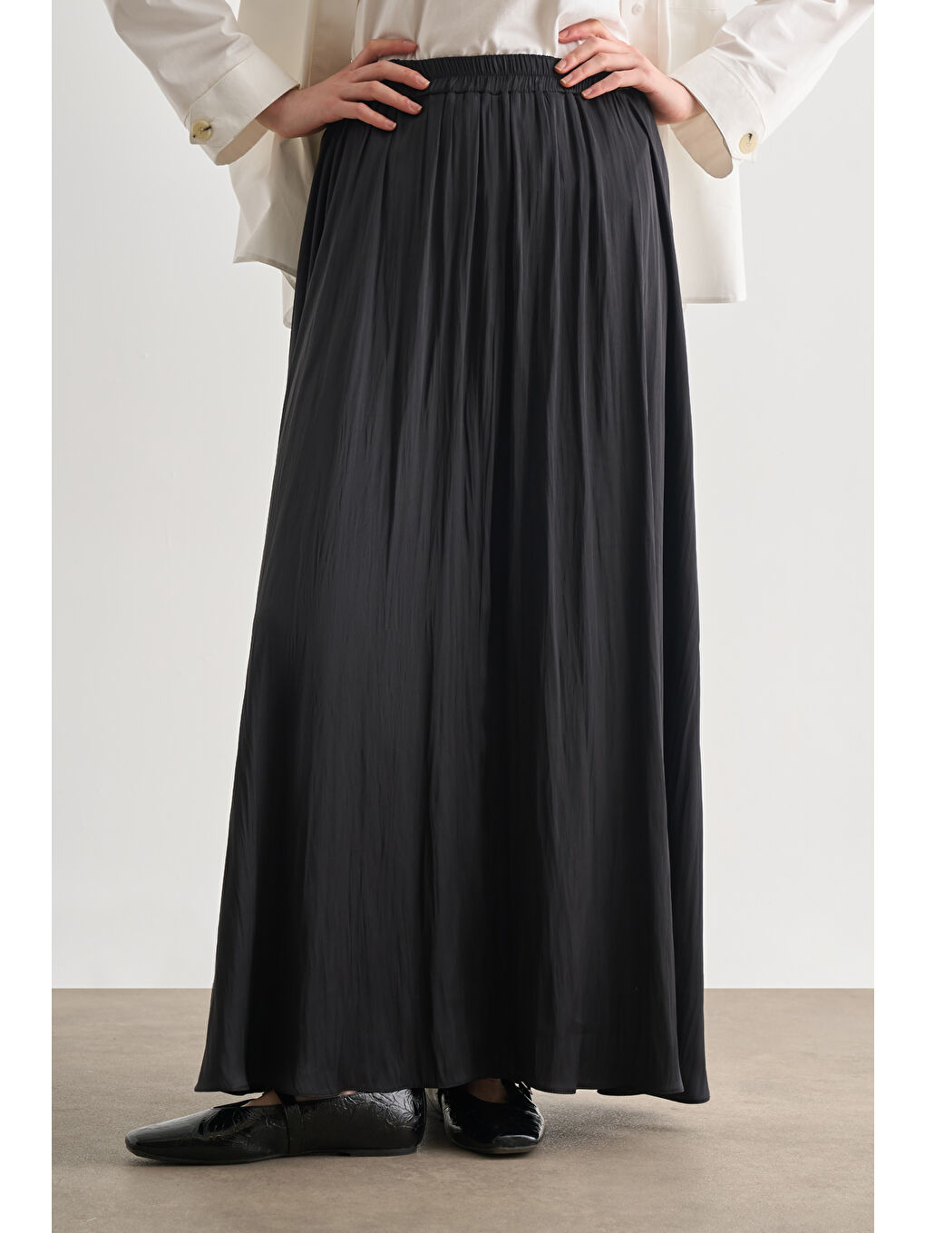 Siyah Kırışık Görünümlü Saten Maksi Etek-3