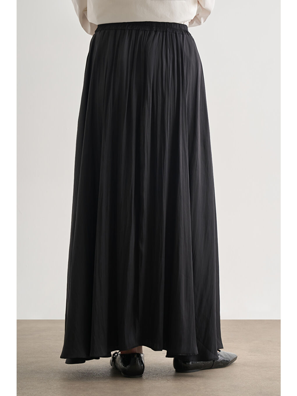 Siyah Kırışık Görünümlü Saten Maksi Etek-4