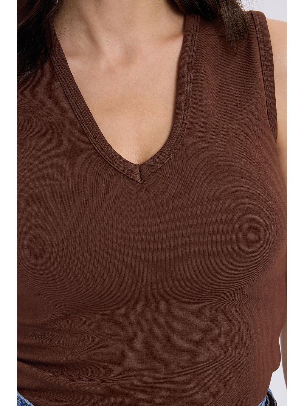 Kadın Slim Fit Dar Kesim V Yaka Sıfır Kol Pamuklu Ribanalı Kahverengi Bluz-2