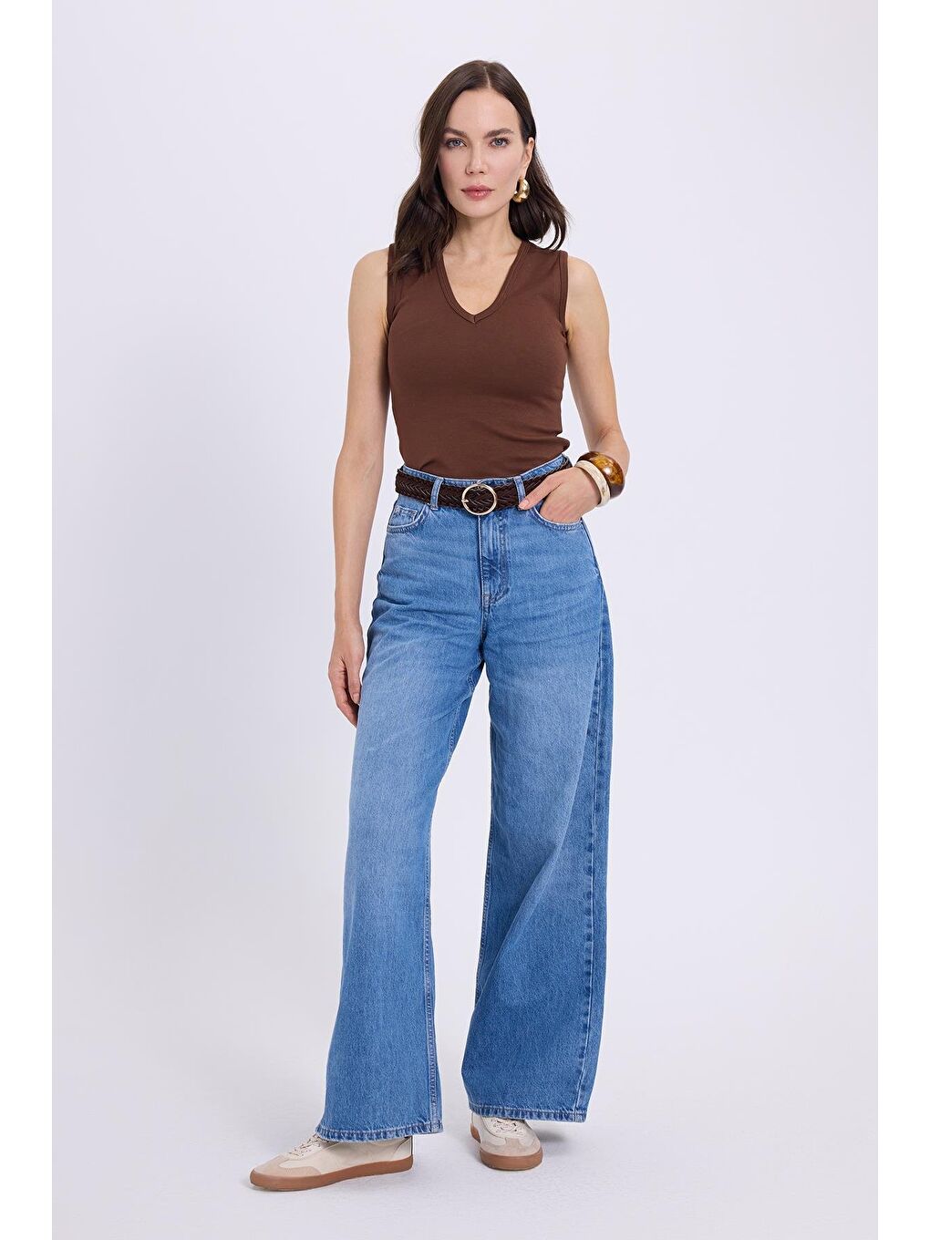 Kadın Slim Fit Dar Kesim V Yaka Sıfır Kol Pamuklu Ribanalı Kahverengi Bluz-3