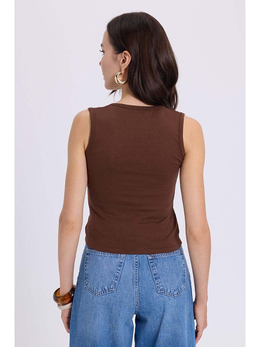 Kadın Slim Fit Dar Kesim V Yaka Sıfır Kol Pamuklu Ribanalı Kahverengi Bluz-6