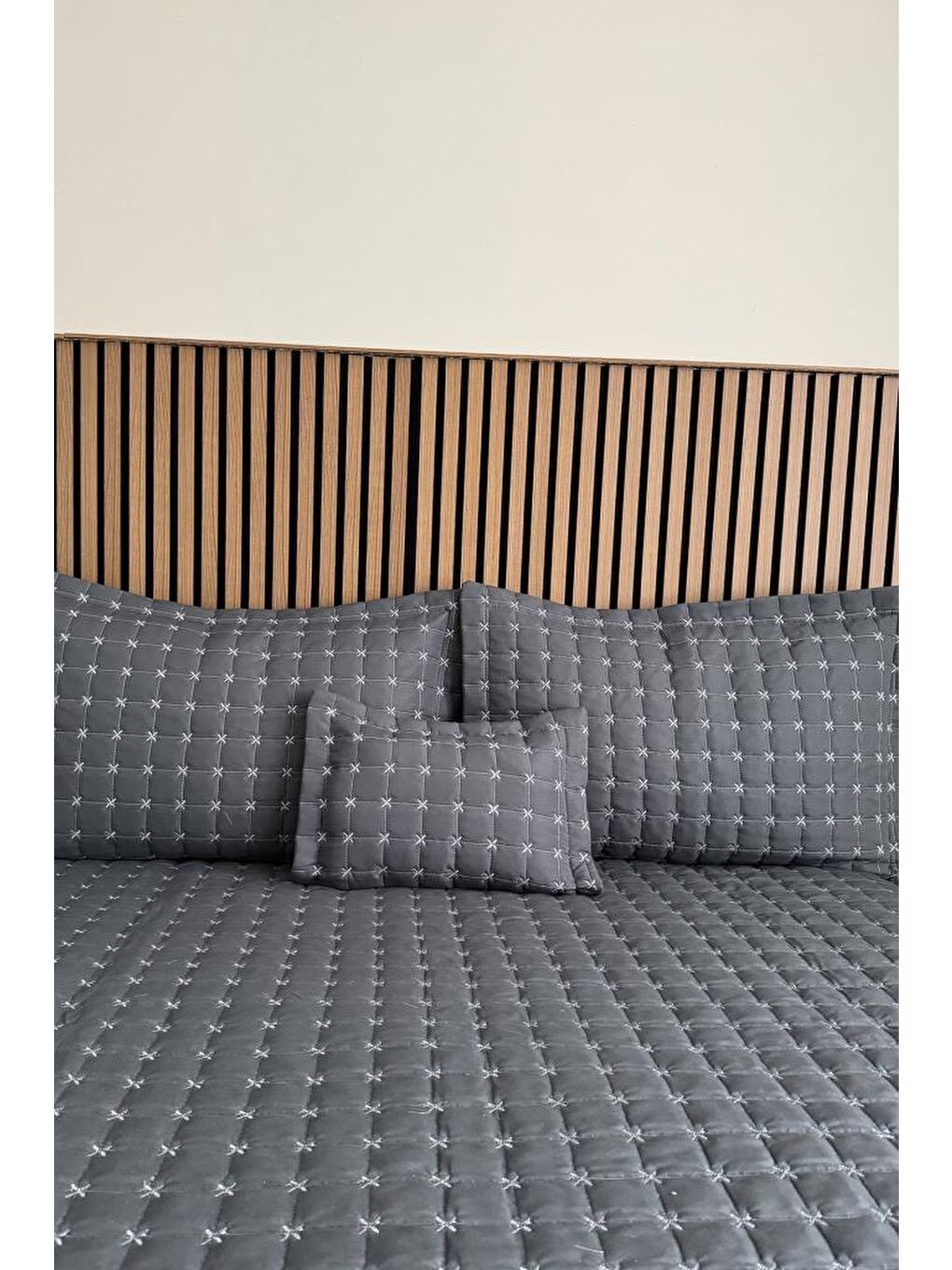 Yıldız Çift Kişilik Kapitoneli Yatak Örtüsü Antrasit-2